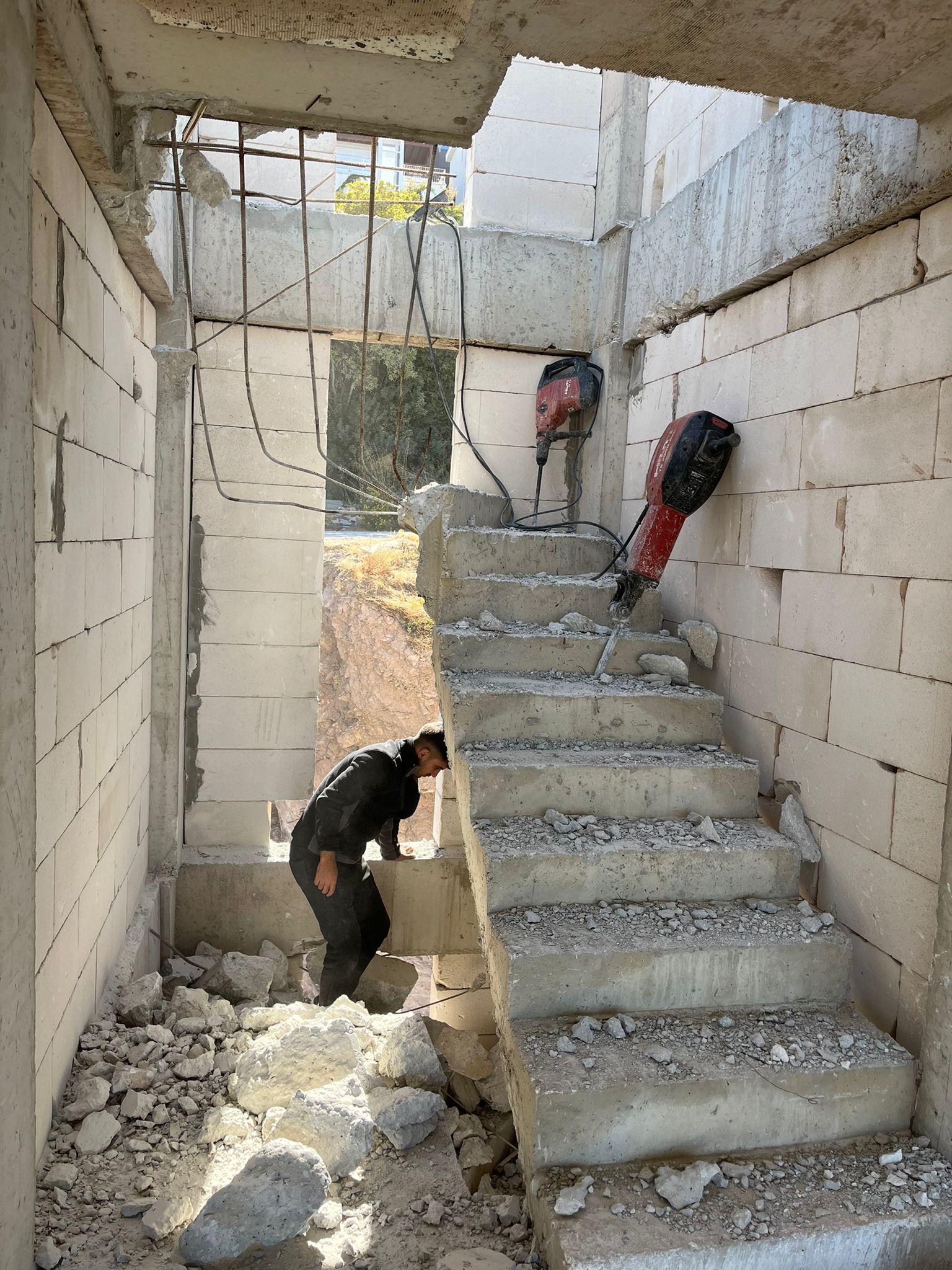 Bodrum’da kapı ve pencere yeri açma beton kırma