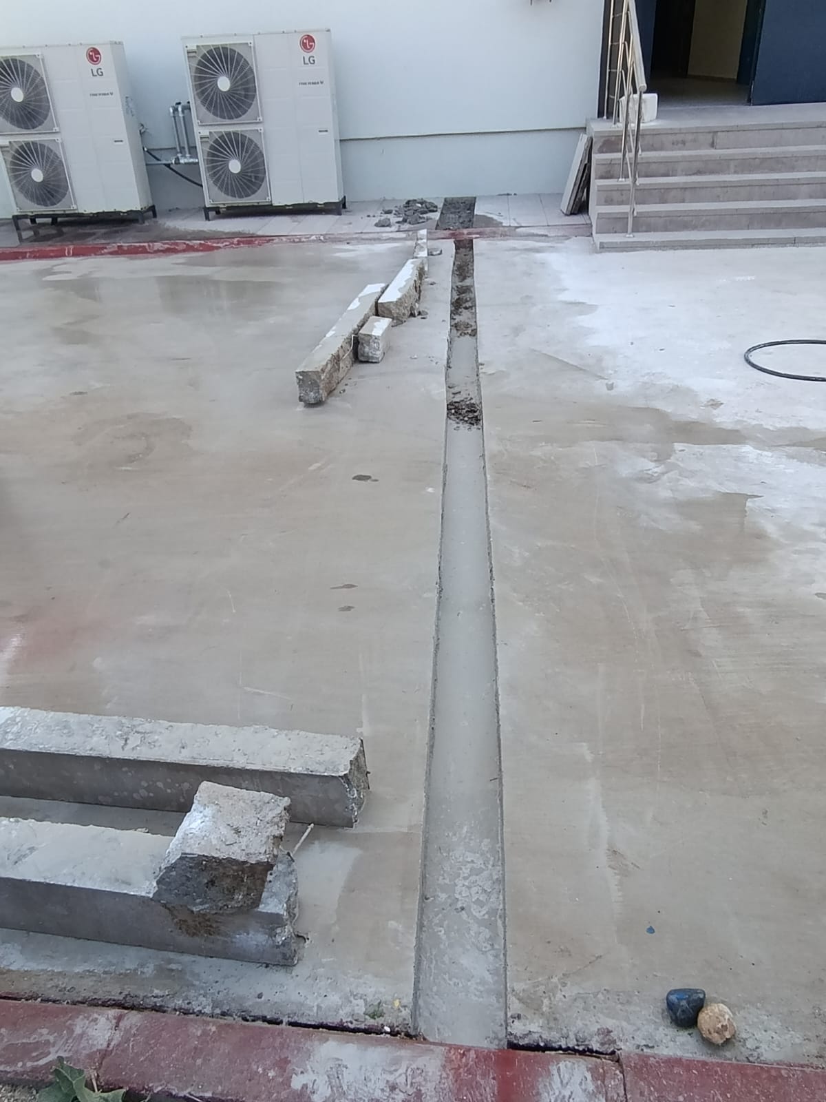 Eski yapıların yıkımında beton kırma işlemi
