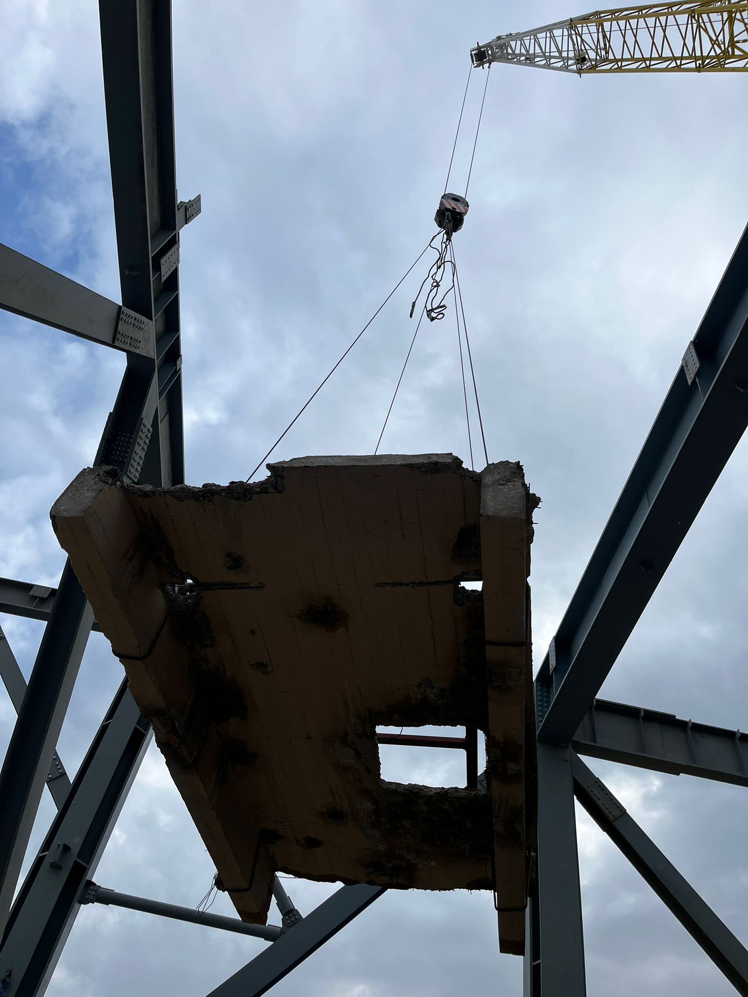 Titreşimsiz ve kontrollü beton kırma uygulaması